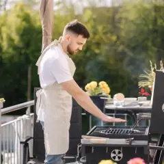 Grill na balkonie w bloku? Prawo, mandaty i bezpieczne alternatywy