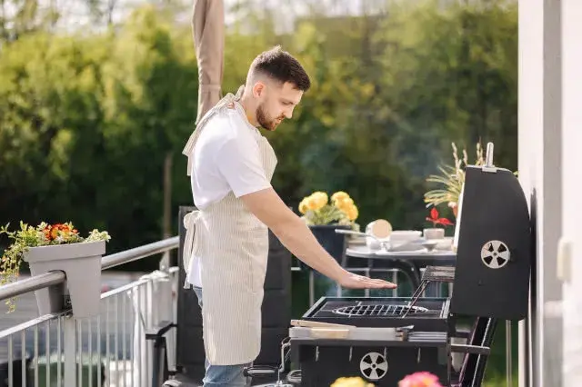 Grill na balkonie w bloku? Prawo, mandaty i bezpieczne alternatywy